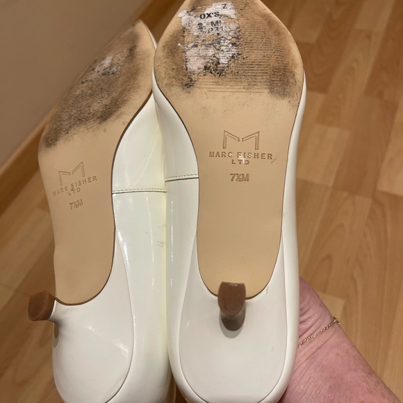 Kitten heel pointed toe pump. - Picture 4 of 5